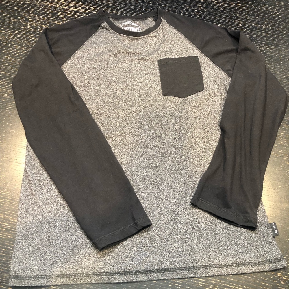 ❤️‍🔥2/$16❤️‍🔥 Dikotomy Men’s Long Sleeve Shirt (Medium)